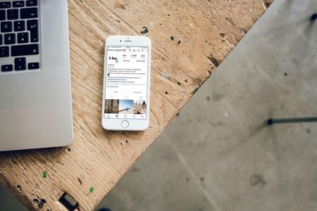 Illustratie voor: Bewijs dat het ontiegelijk makkelijk is om je leven te faken op Instagram
