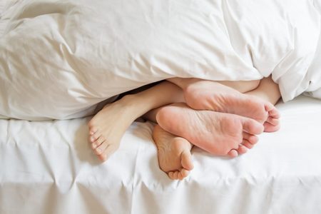 Illustratie voor: Betekenen grote voeten nou écht een grote penis?