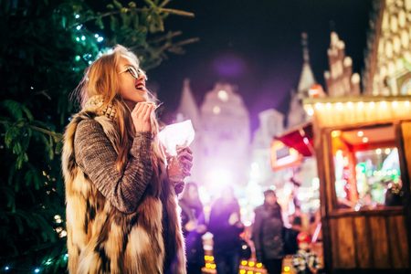 Illustratie voor: Droombaan ontdekt voor kerstliefhebbers: je kan geld verdienen met het bezoeken van kerstmarkten