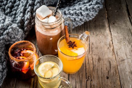 Illustratie voor: Dit zijn de fijnste warme cocktails voor tijdens de koude dagen