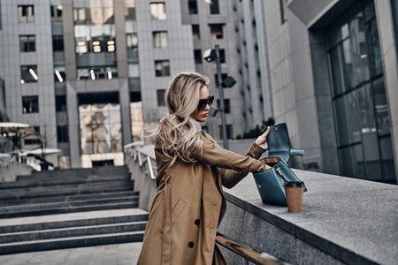 Illustratie voor: Minder inkomen door de coronacrisis? Met deze tips bespaar jij makkelijk geld