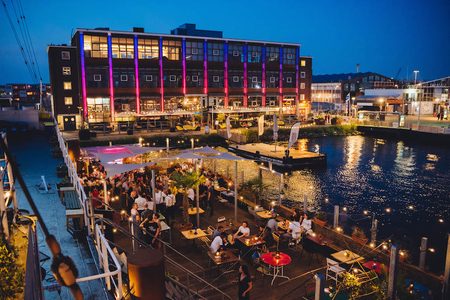 Illustratie voor: Zomerse hotspot: bij Sammie Sangria in Amsterdam Noord vier jij de zomer