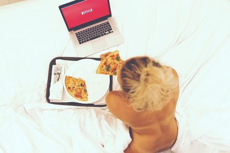 Illustratie voor: Dit zijn de leukste romcoms op Netflix om nu te bingen