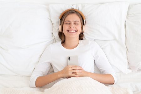 Illustratie voor: Leren, lachen en luisteren: dit zijn de 10 populairste podcasts in Nederland van dit moment