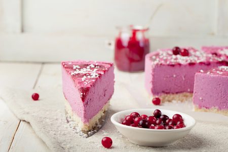 Illustratie voor: Deze cheesecake met KitKat en framboos is hemels lekker