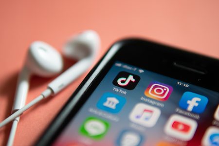 Illustratie voor: Believe the hype: dit is waarom je als 25 plusser juíst TikTok wilt downloaden