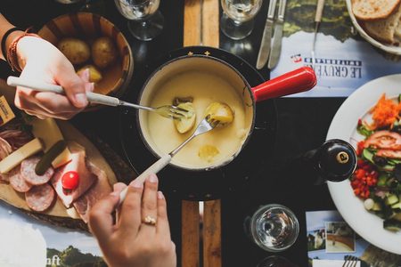 Illustratie voor: Dit heerlijke kaasfondue recept is de basis voor een fijne thuisdate