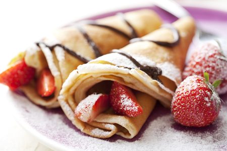 Illustratie voor: Lekker ontbijtje op zondag: vegan Nutella crêpes met rood fruit