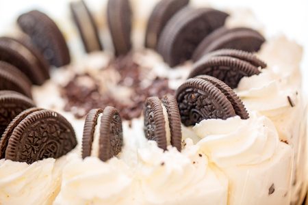 Illustratie voor: Smullen maar: deze vegan Oreo taart wil je echt proeven