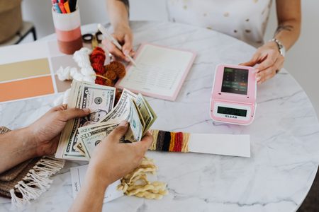 Illustratie voor: Money talk: 8 financiële doelen om af te tikken vóór je dertigste