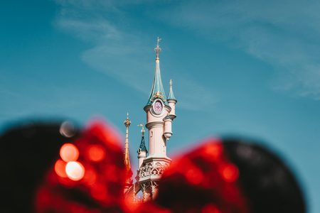 Illustratie voor: Yes we mogen weer! Disneyland Parijs geopend voor jong en oud