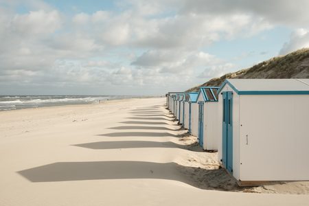 Illustratie voor: Zomer in eigen land: 3 leuke strandtenten op Texel