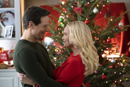Illustratie voor: Bewezen: koppels die samen kerstfilms kijken zijn gelukkiger