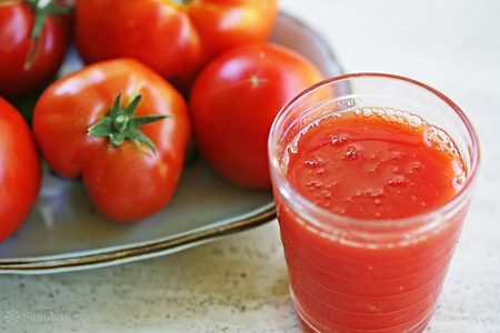 tomatensap in een vliegtuig