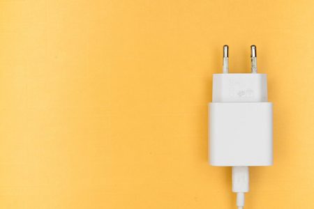 iPhone-lader in het stopcontact