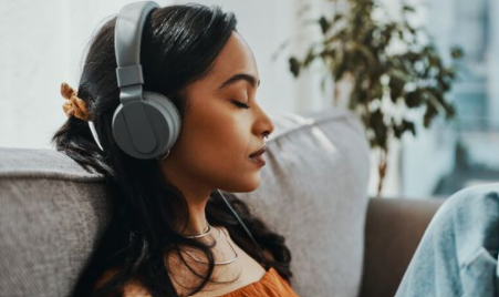 Illustratie voor: 5 x de beste podcasts om heerlijk bij te relaxen