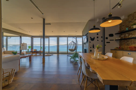 In dit penthouse met sea view overnacht je voor 15 euro per nacht