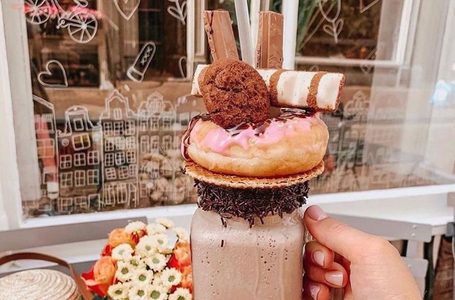 Illustratie voor: 10 x de lekkerste warme chocolademelk in Amsterdam (ja, ook to go)
