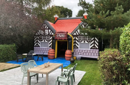 Illustratie voor: De kroeg naar huis halen? Je kunt deze opblaaskroeg in je tuin zetten