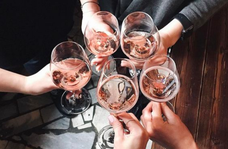 Illustratie voor: Waarom je juist alcohol moet nuttigen tijdens het studeren