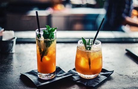 Illustratie voor: Met deze heerlijke wintercocktails maak jij er thuis een feestje van