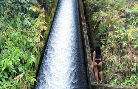 glijbaan in de jungle van Hawaii