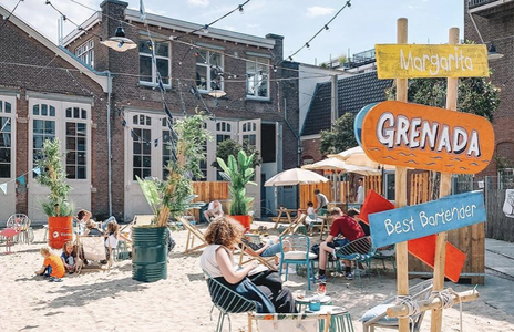 Illustratie voor: Vakantie in eigen stad: dit strand bevindt zich midden in Amsterdam