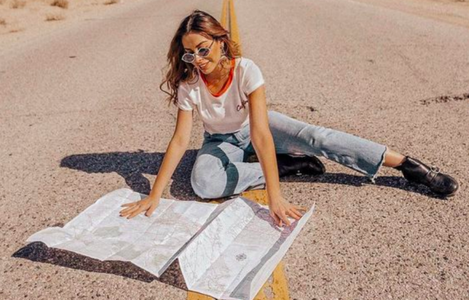 Illustratie voor: Dit is waarom jij en je vriendinnen nu met elkaar op roadtrip moeten