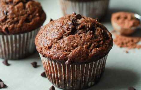 Illustratie voor: Ontbijten is nog nooit zo lekker geweest met deze gezonde banaan-choco muffins