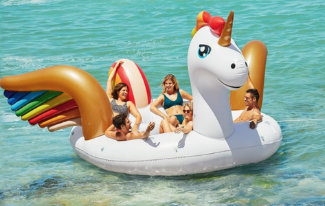 Illustratie voor: Heerlijk dobberen met je vrienden op deze gigantische Unicorn
