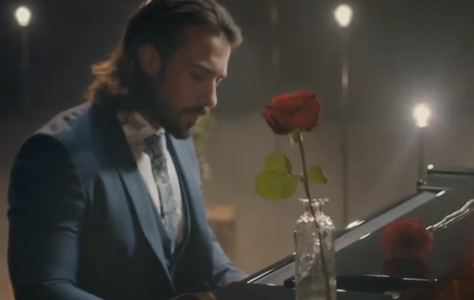 Illustratie voor: OMG: Bachelor Fabrizio zoent met deze twee dames achter elkaar