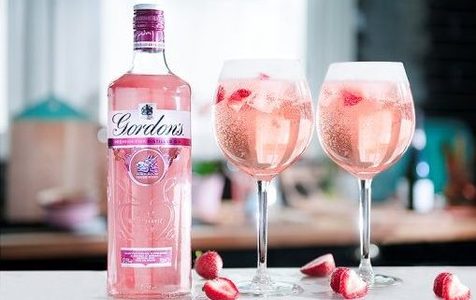 Illustratie voor: Deze roze Gin & Tonic maakt je weekend compleet