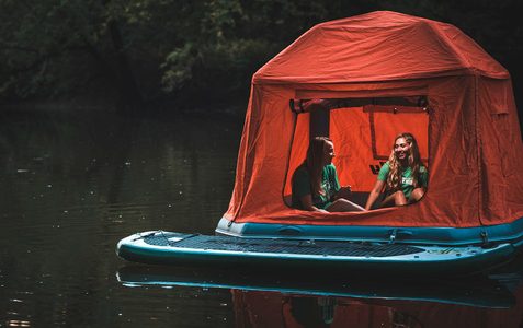 Illustratie voor: Je kunt nu slapen in een drijvende tent op het water