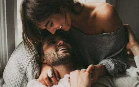 Illustratie voor: Dit zijn 4 ongezonde gewoontes die slecht zijn voor je liefdesrelatie