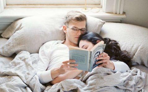 Illustratie voor: Slaap je aan de linkerkant van het bed? Dit zegt het over je