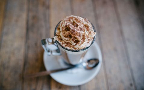 Illustratie voor: De Pumpkin Spice Latte seizoen is in aantocht! Zo maak je het thuis zelf
