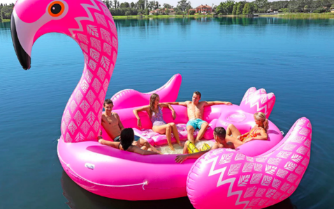 Illustratie voor: Hittegolf musthave: dobberen met je vrienden op een giga flamingo