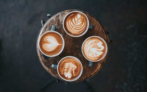 Illustratie voor: Cafeïne: de oppepper voor je huid