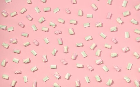 Illustratie voor: Er zijn nu marshmallows met Gin, Prosecco en Martini smaak mét alcohol