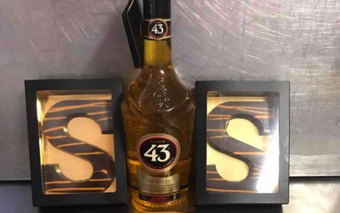 Illustratie voor: Deze gevulde Licor 43 chocoladeletters maken jouw Sinterklaas tot een echt feestje