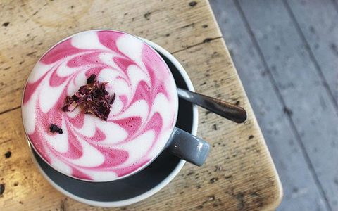 Illustratie voor: Er is nu roze latte macchiato en dit wil je proberen