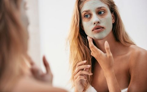 Illustratie voor: Geef je huid een oppepper met dit natuurlijke avocado gezichtsmasker