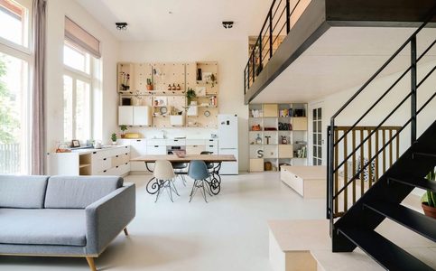 Illustratie voor: Dit klaslokaal in Amsterdam is omgetoverd in een familiehuis