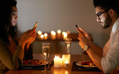Illustratie voor: Heb je een relatie met je vriend of met je telefoon?