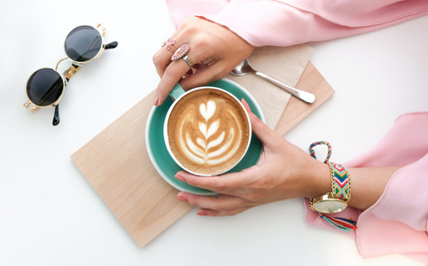 Illustratie voor: Ben jij een koffieliefhebber? Te veel koffie zou je boobies doen krimpen
