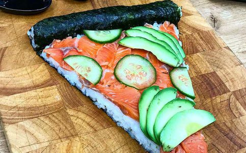 Illustratie voor: Deze sushi pizza maak je super makkelijk zelf