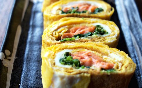 Illustratie voor: Saturday brunch recept: omelet wraps met zalm en avocado