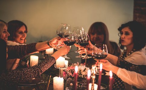 Illustratie voor: Dankzij deze wetenschappelijke redenen mag je elke dag wijn drinken