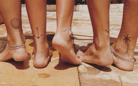 Illustratie voor: Inspiratie: de leukste kleine tattoo’s voor de zomer