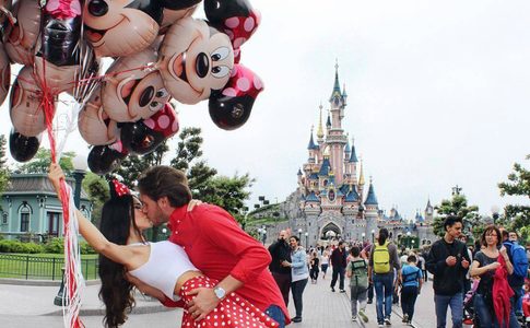 Illustratie voor: Vind je prins op het witte paard op deze Disney datingsite